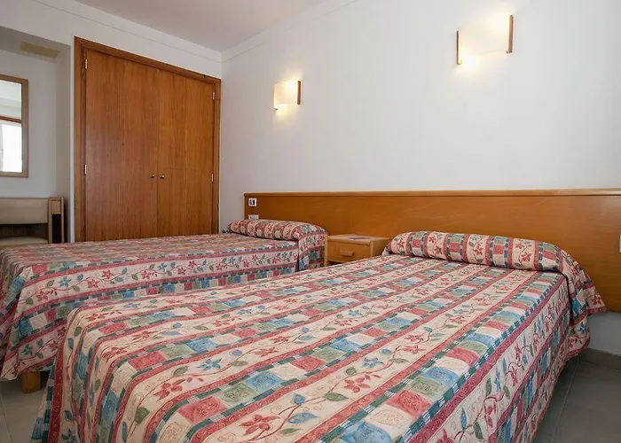 Cabot Hobby Club מלון 3*